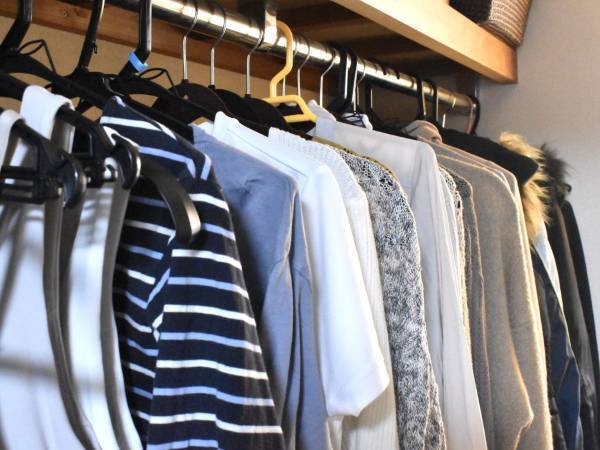 お風呂場がスチームアイロン代わりに！？　服のタバコ臭を一気に消す方法がかなり使える