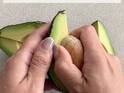 半分にするより簡単　アボカドの皮と種を取る方法は？　「なんで気付かなかったんだろう」