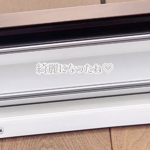 窓のサッシ掃除にはチラシが大活躍　その意外な活用法に「その手があったか」