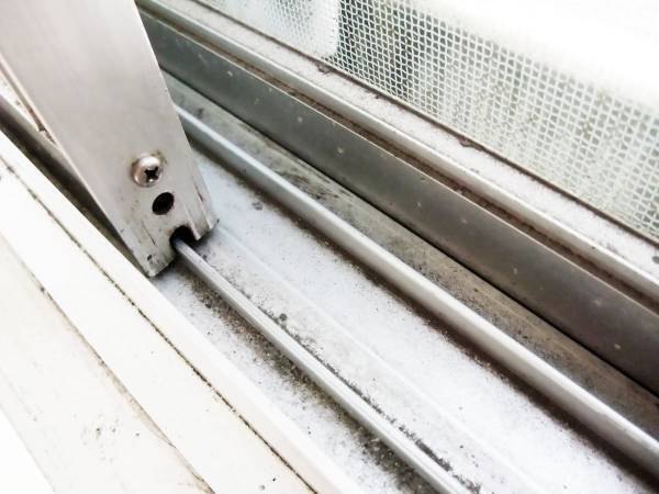 窓のサッシ掃除にはチラシが大活躍　その意外な活用法に「その手があったか」