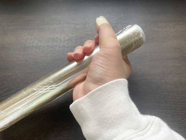 見失ったラップの端が簡単に見つかる小ワザ！　輪ゴムを指にひっかけると…？