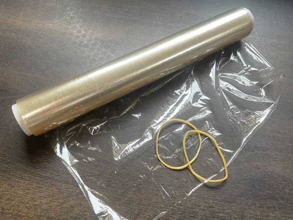 見失ったラップの端が簡単に見つかる小ワザ！　輪ゴムを指にひっかけると…？