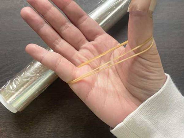 見失ったラップの端が簡単に見つかる小ワザ！　輪ゴムを指にひっかけると…？