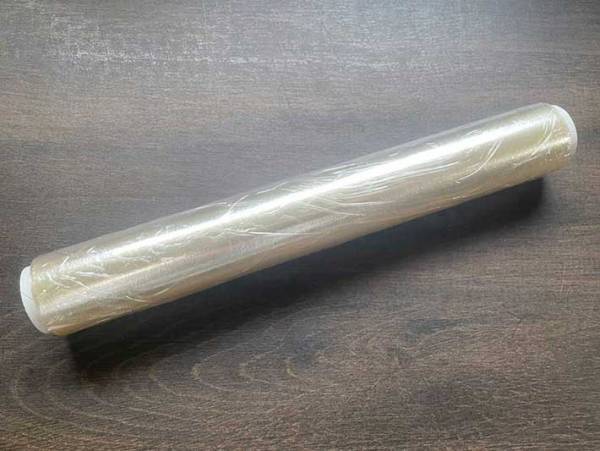 見失ったラップの端が簡単に見つかる小ワザ！　輪ゴムを指にひっかけると…？