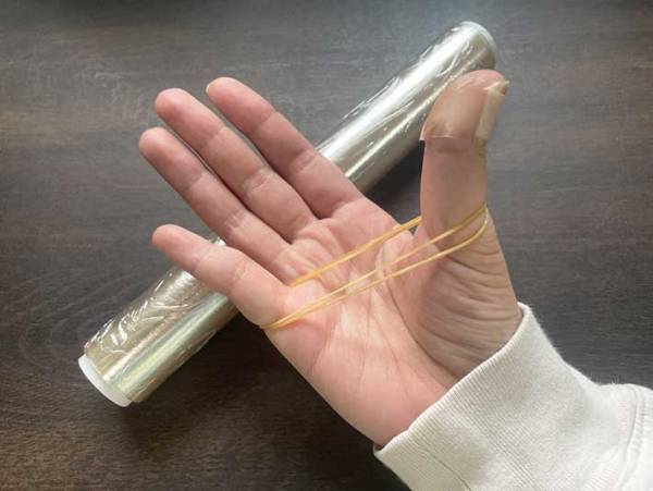 見失ったラップの端が簡単に見つかる小ワザ！　輪ゴムを指にひっかけると…？