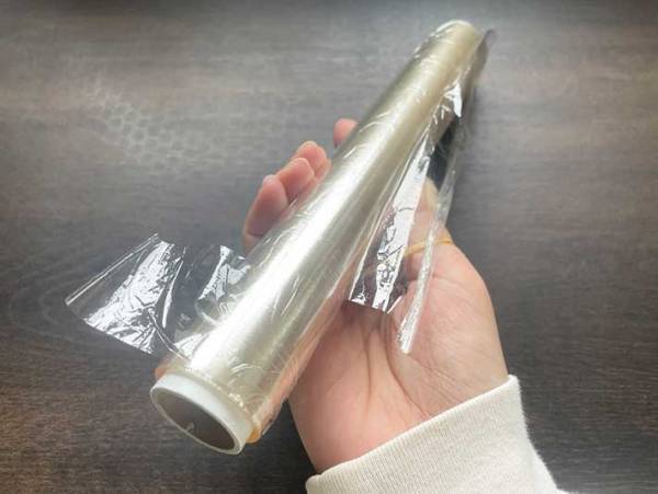 見失ったラップの端が簡単に見つかる小ワザ！　輪ゴムを指にひっかけると…？