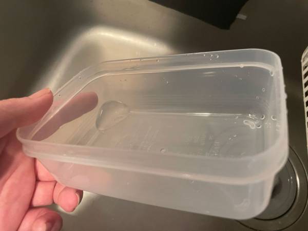 カレーを入れた後の容器のベタベタ問題　洗う際に『ある物』を入れると…「タッパーと結婚できました」