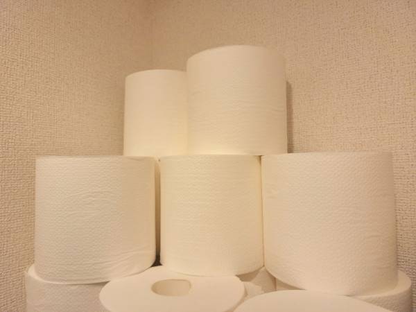 トイレットペーパーの袋、ぐしゃぐしゃ開けを避けるには…？　意外な方法に「早く知りたかった」