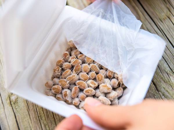 朝食の時短にも！　納豆フィルムの、簡単＆楽なはがし方とは