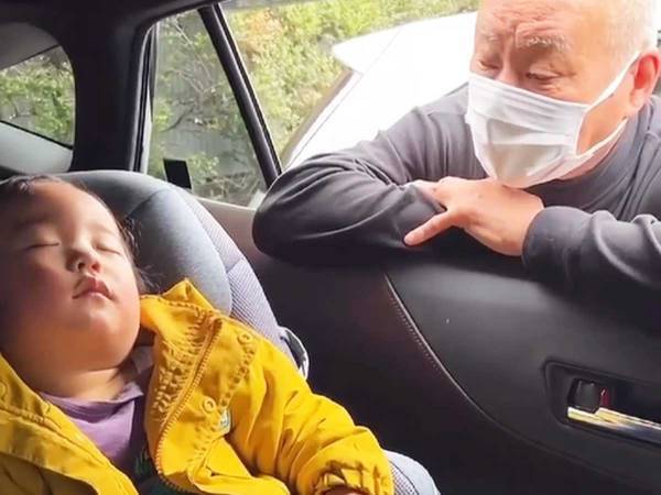 祖父母宅に到着しても、車内で爆睡する孫　様子を見に来た祖父は？　「ナイス判断」「パーフェクト」