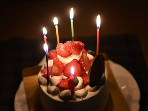 「これは目から鱗！」「絶対真似します」　ケーキにロウが垂れてこない方法がすごい