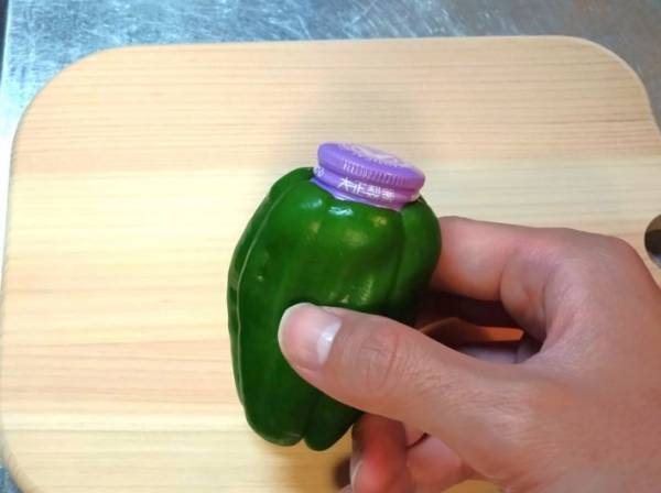 ピーマンのわたと種をあっという間に抜き取る方法が「ナイスアイディア」