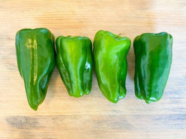 ピーマンのわたと種をあっという間に抜き取る方法が「ナイスアイディア」