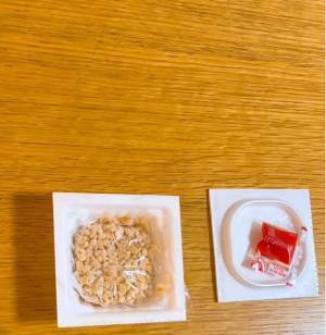 納豆のフィルムを簡単に剥がす方法に「これはいい」　箸を○○するとあら不思議！