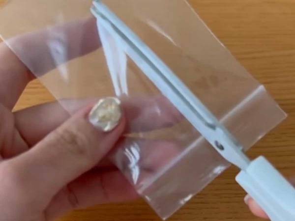 すぐにクシャクシャになってしまうポケットティッシュ　『あれ』を活用すれば最後まできれいに使える！