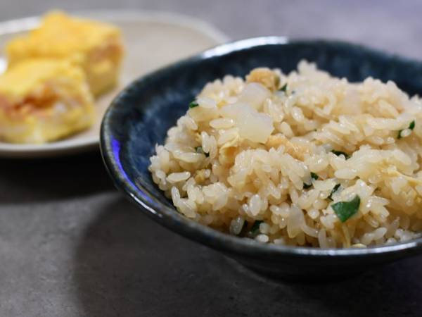 放り込んで放置！　丸ごと玉ねぎとツナの炊き込み飯に「おいしそう」「トロトロ」