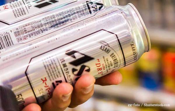 就活で凹む学生にビールを奢る男性　新幹線を降車する際、名刺をもらうと…