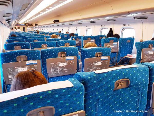 就活で凹む学生にビールを奢る男性　新幹線を降車する際、名刺をもらうと…