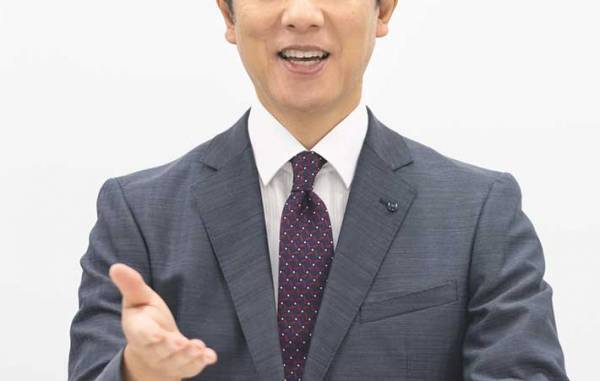 就活で凹む学生にビールを奢る男性　新幹線を降車する際、名刺をもらうと…