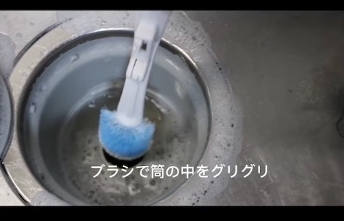 漂白剤をかけるだけでは足りなかった？　シンクの排水口トラップを取り出してみた結果…