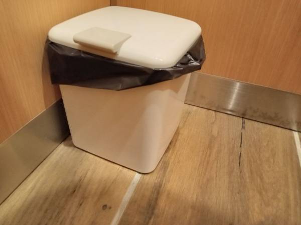 ゴミが溜まったらまるごとポイッ！　使い捨てできるサニタリーボックスに「衛生的すぎる」「絶対買う」