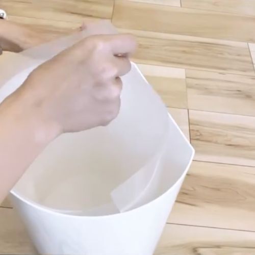 地味に気になってた　ゴミ箱の袋の端が見えなくなる方法に「これいい」「やってみる！」
