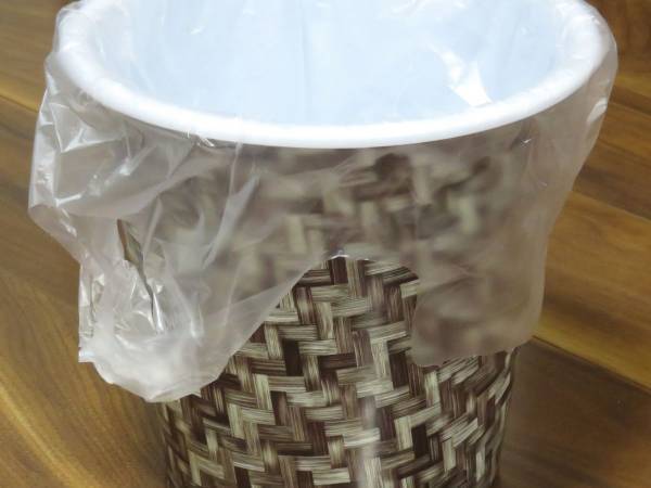 地味に気になってた　ゴミ箱の袋の端が見えなくなる方法に「これいい」「やってみる！」