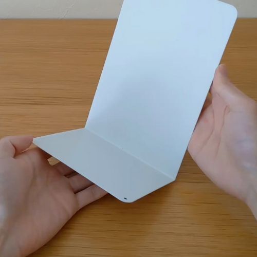 ブックエンドが変身！　クローゼット収納の裏技が目からウロコ