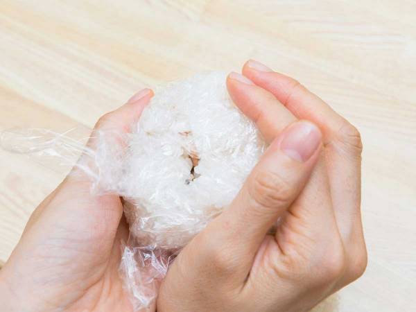 「もしかしてまだラップ使ってる？」おにぎりをにぎる時は…　アイディアに目からウロコ！