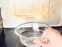 電子レンジが生まれ変わる！？　こびり付いてしまった汚れを落とす３ステップって？