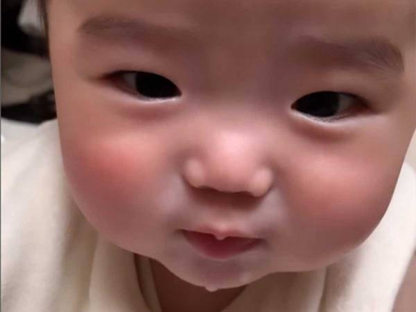 「本当に『ばぶ～』っていうんだ」　赤ちゃんのリアルな「ばぶ～」がかわいすぎて悶える