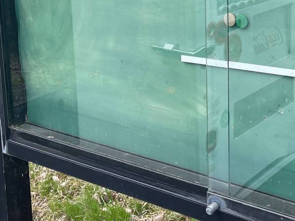 思わず足を止める掲示板　そこに残されていたのは、マグネットで作られた…