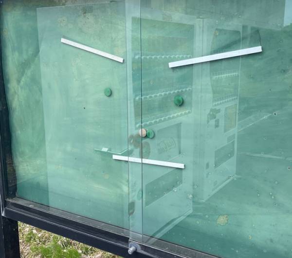 思わず足を止める掲示板　そこに残されていたのは、マグネットで作られた…