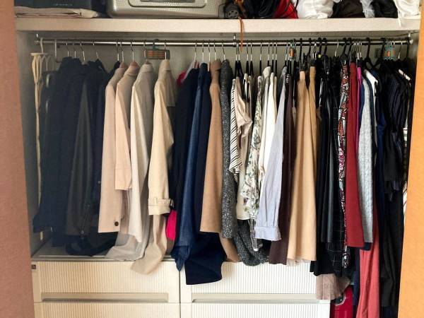 服の畳みジワを防ぐ収納方法に「目からウロコ」「拍手」