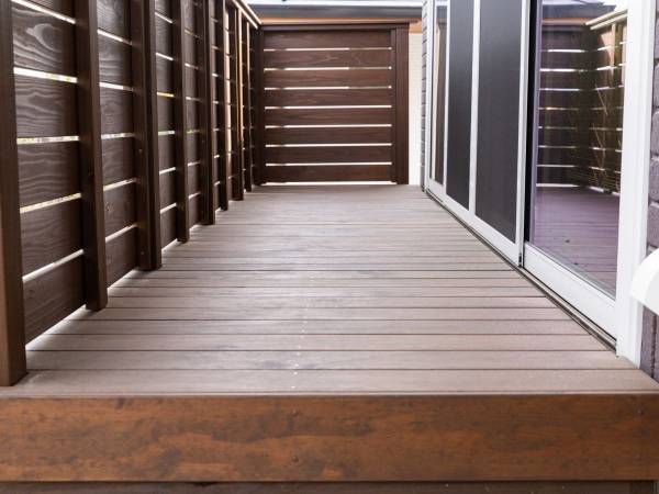 ワクワクしながら設置したウッドデッキに「大後悔」した理由は？　慎重に検討するべき２つのポイント