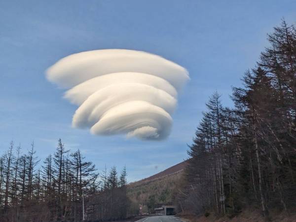 ドライブ中、富士山の山頂で目撃した珍しい光景　空に浮かぶ巨大な物体は？