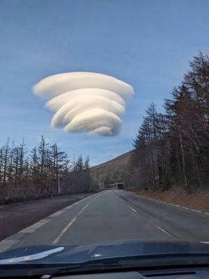 ドライブ中、富士山の山頂で目撃した珍しい光景　空に浮かぶ巨大な物体は？