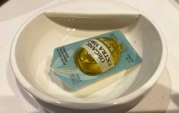 コストコの小分けされたオリーブオイルが「便利すぎた」「キャンプにもいい！」