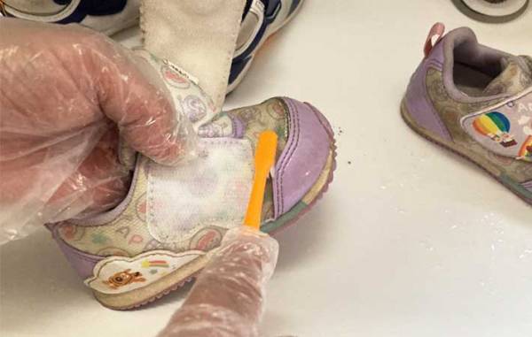 家にある『あの漂白剤』で浸け置きするだけ！　子供靴をきれいにする『洗浄テク』に感動