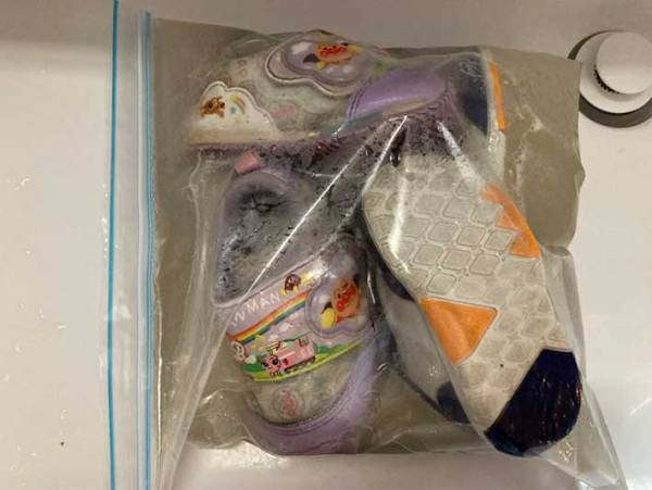 家にある『あの漂白剤』で浸け置きするだけ！　子供靴をきれいにする『洗浄テク』に感動