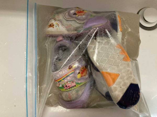 家にある『あの漂白剤』で浸け置きするだけ！　子供靴をきれいにする『洗浄テク』に感動