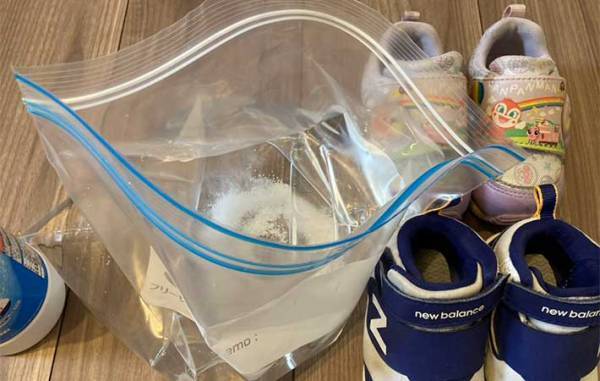 家にある『あの漂白剤』で浸け置きするだけ！　子供靴をきれいにする『洗浄テク』に感動