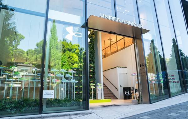 アンダーアーマーのシューズが勢揃い！原宿の店舗がかわいい