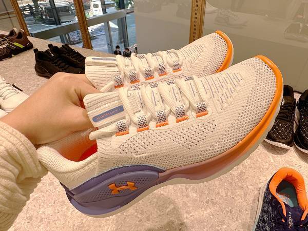 アンダーアーマーのシューズが勢揃い！原宿の店舗がかわいい