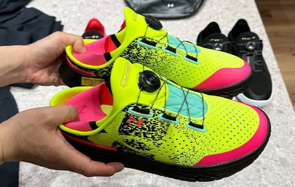 アンダーアーマーのシューズが勢揃い！原宿の店舗がかわいい