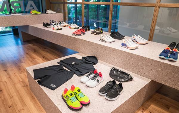 アンダーアーマーのシューズが勢揃い！原宿の店舗がかわいい