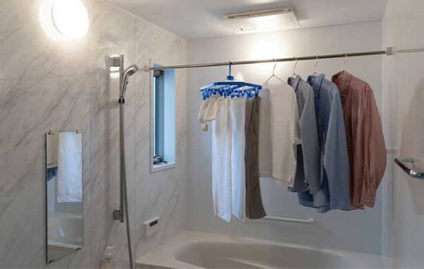 部屋干し臭を防ぐ！　洗濯物を早く乾かす干し方を、ライオンが伝授