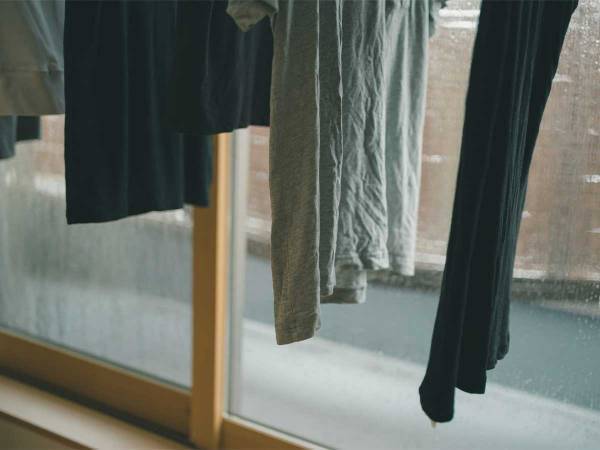 部屋干し臭を防ぐ！　洗濯物を早く乾かす干し方を、ライオンが伝授