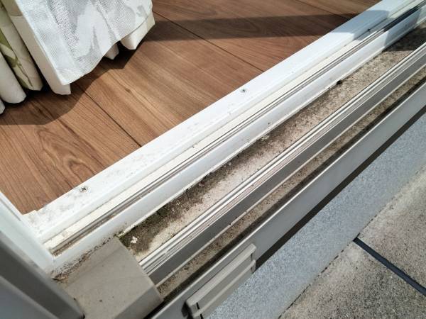 「これはいい」「小まめにできそう」　洗剤を使わずサッシを掃除する裏技