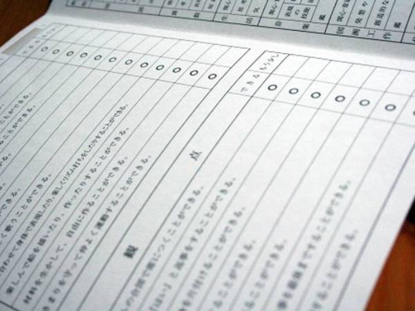 通知表はこれ１つに収納！　学年ごとに保管できる便利アイテムとは？